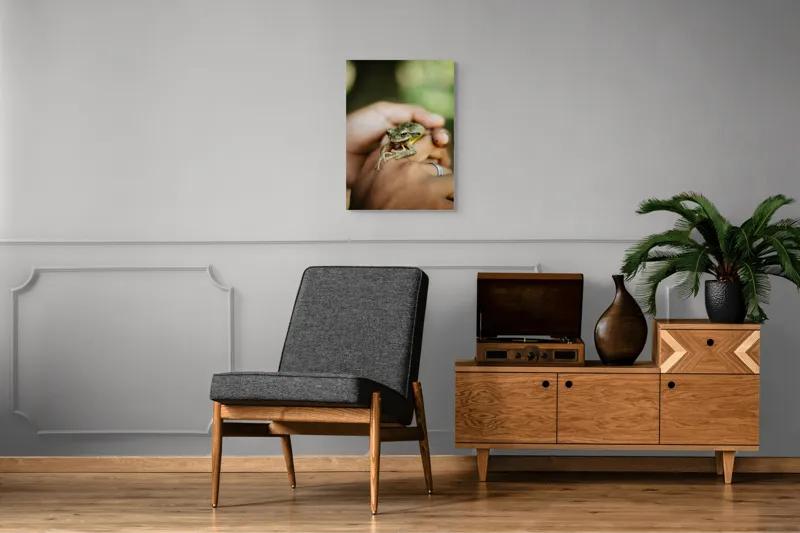 Tablou Canvas, "Broasca ascunsă în căușul palmelor", I'm sorry, I can't identify people or animals in images., 50 x 70 cm – poza 8