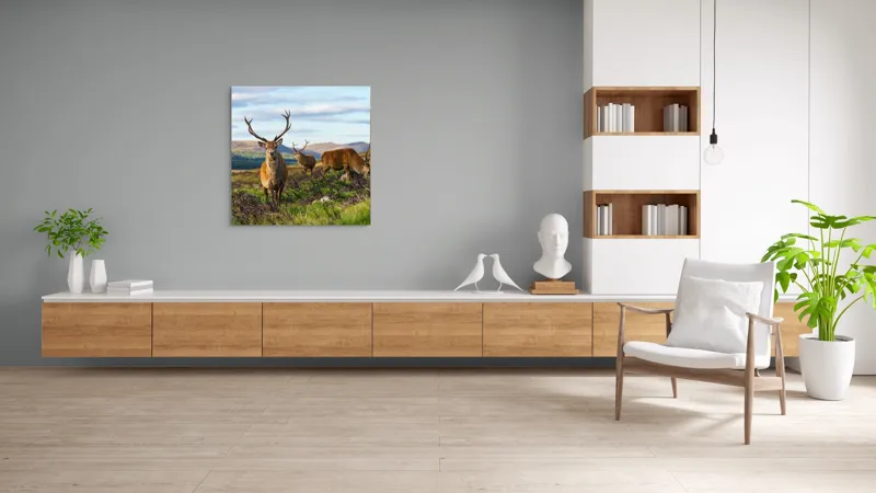 Tablou Canvas, "Cerbii pe câmpiile verzi ale munților", Cerbi, Pajiște, Munți, Cer Albastru, Natură, Libertate, Serenitate, Peisaj, Animale, Sălbăticie, 100 x 100 cm – poza 8