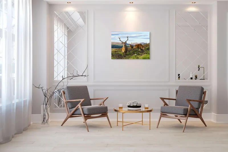 Tablou Canvas, "Cerbii pe câmpiile verzi ale munților", Cerbi, Pajiște, Munți, Cer Albastru, Natură, Libertate, Serenitate, Peisaj, Animale, Sălbăticie, 100 x 70 cm – poza 5