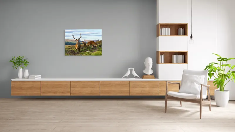 Tablou Canvas, "Cerbii pe câmpiile verzi ale munților", Cerbi, Pajiște, Munți, Cer Albastru, Natură, Libertate, Serenitate, Peisaj, Animale, Sălbăticie, 100 x 70 cm – poza 6