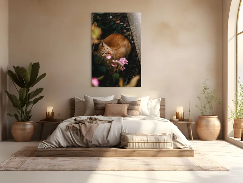 Tablou Canvas, "Pisica ascunsă printre flori roz", Pisică, Portocalie, Privire, Flori, Frunziș, Zid, Ușoară, Culoare, Ascunziș, Curiozitate, 100 x 150 cm – poza 3
