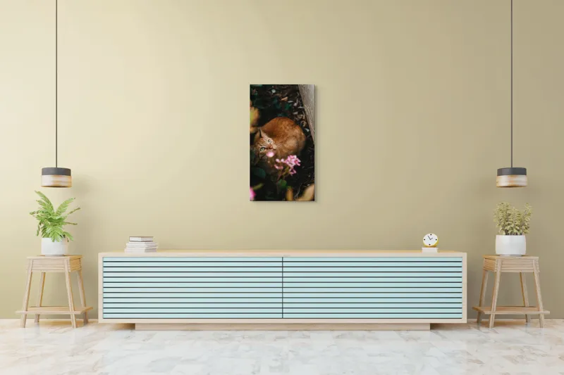Tablou Canvas, "Pisica ascunsă printre flori roz", Pisică, Portocalie, Privire, Flori, Frunziș, Zid, Ușoară, Culoare, Ascunziș, Curiozitate, 50 x 90 cm – poza 6