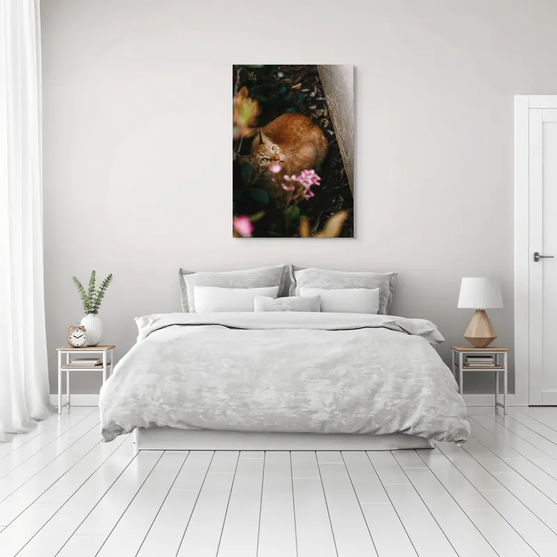 Tablou Canvas, "Pisica ascunsă printre flori roz", Pisică, Portocalie, Privire, Flori, Frunziș, Zid, Ușoară, Culoare, Ascunziș, Curiozitate, 70 x 100 cm – poza 3