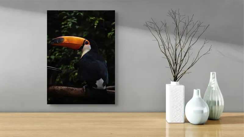 Tablou Canvas, "Tucanul sub umbrele pădurii tropicale", Colorat, Exotism, Contrast, Natură, Vibrant, Spectaculos, Eleganță, Fascinant, Misterios, 39 x 54 cm – poza 4