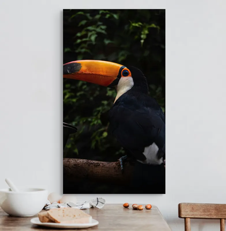 Tablou Canvas, "Tucanul sub umbrele pădurii tropicale", Colorat, Exotism, Contrast, Natură, Vibrant, Spectaculos, Eleganță, Fascinant, Misterios, 50 x 90 cm – poza 3