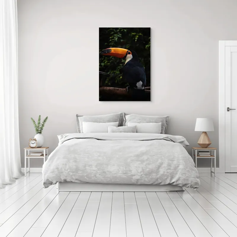 Tablou Canvas, "Tucanul sub umbrele pădurii tropicale", Colorat, Exotism, Contrast, Natură, Vibrant, Spectaculos, Eleganță, Fascinant, Misterios, 70 x 100 cm – poza 3
