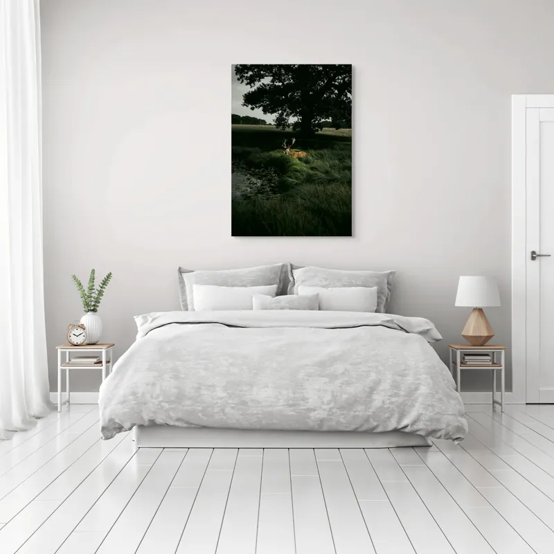 Tablou Canvas, "Cerbul în lumina apusului pădurii", Cerb, Iarbă, Copac, Umbre, Lac, Natură, Seară, Serenitate, Siluetă, Peisaj, 70 x 100 cm – poza 3