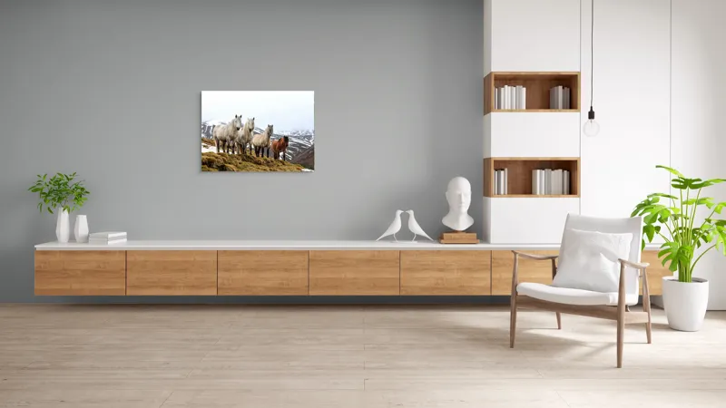 Tablou Canvas, "Cai sălbatici în munții înzăpeziți", Nu știu cine sunt. Cai, Munți, Zăpadă, Nor, Culoare, Natură, Peisaj, Libertate, Pășune, Liniște, 100 x 70 cm – poza 6