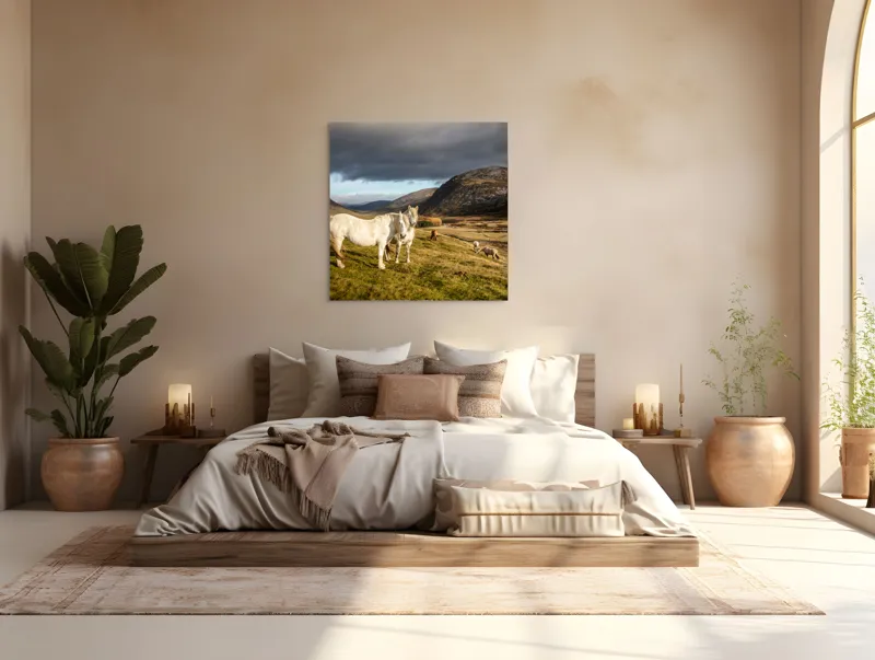 Tablou Canvas, "Cai albi în peisaj montan sălbatic", Nori, Cai, Dealuri, Pajiște, Peisaj, Munți, Natură, Cer, Verdeață, 100 x 100 cm – poza 4