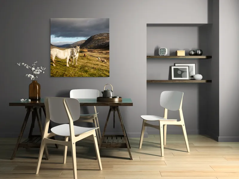 Tablou Canvas, "Cai albi în peisaj montan sălbatic", Nori, Cai, Dealuri, Pajiște, Peisaj, Munți, Natură, Cer, Verdeață, 100 x 100 cm – poza 6