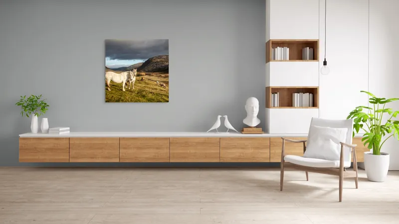 Tablou Canvas, "Cai albi în peisaj montan sălbatic", Nori, Cai, Dealuri, Pajiște, Peisaj, Munți, Natură, Cer, Verdeață, 100 x 100 cm – poza 8