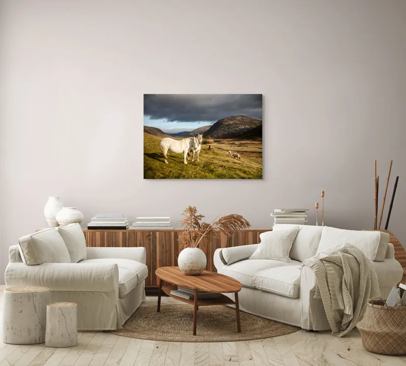 Tablou Canvas, "Cai albi în peisaj montan sălbatic", Nori, Cai, Dealuri, Pajiște, Peisaj, Munți, Natură, Cer, Verdeață, 100 x 70 cm – poza 3