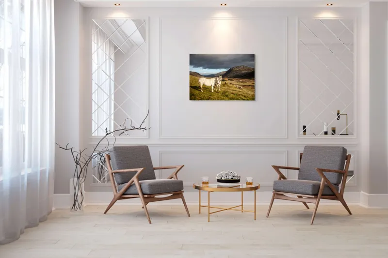 Tablou Canvas, "Cai albi în peisaj montan sălbatic", Nori, Cai, Dealuri, Pajiște, Peisaj, Munți, Natură, Cer, Verdeață, 100 x 70 cm – poza 5
