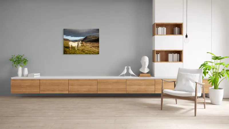 Tablou Canvas, "Cai albi în peisaj montan sălbatic", Nori, Cai, Dealuri, Pajiște, Peisaj, Munți, Natură, Cer, Verdeață, 100 x 70 cm – poza 6