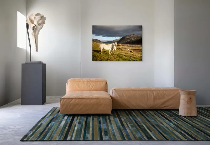 Tablou Canvas, "Cai albi în peisaj montan sălbatic", Nori, Cai, Dealuri, Pajiște, Peisaj, Munți, Natură, Cer, Verdeață, 100 x 70 cm – poza 7