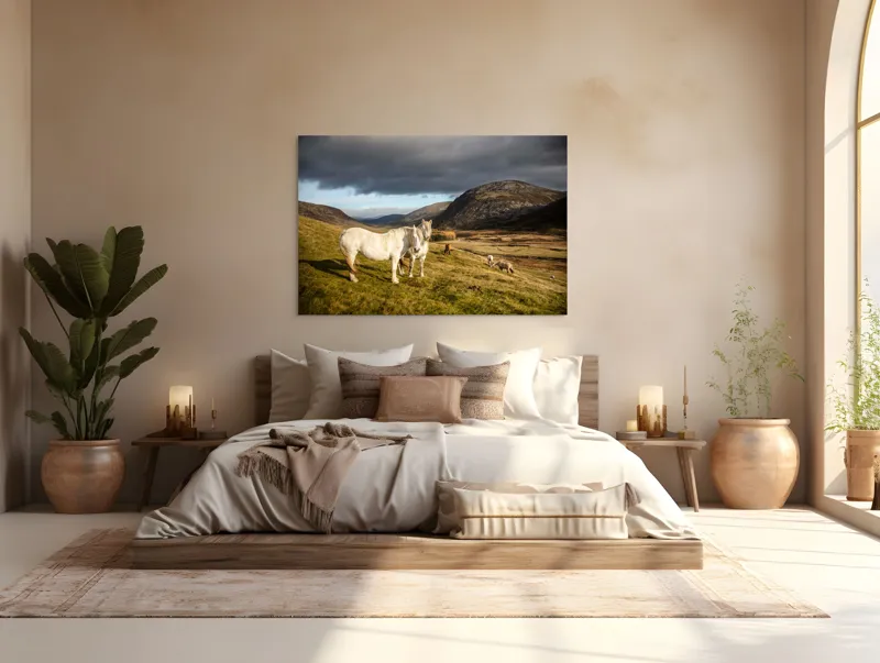 Tablou Canvas, "Cai albi în peisaj montan sălbatic", Nori, Cai, Dealuri, Pajiște, Peisaj, Munți, Natură, Cer, Verdeață, 150 x 100 cm – poza 4