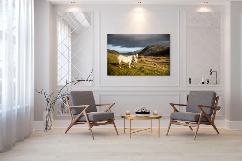 Tablou Canvas, "Cai albi în peisaj montan sălbatic", Nori, Cai, Dealuri, Pajiște, Peisaj, Munți, Natură, Cer, Verdeață, 150 x 100 cm – poza 7