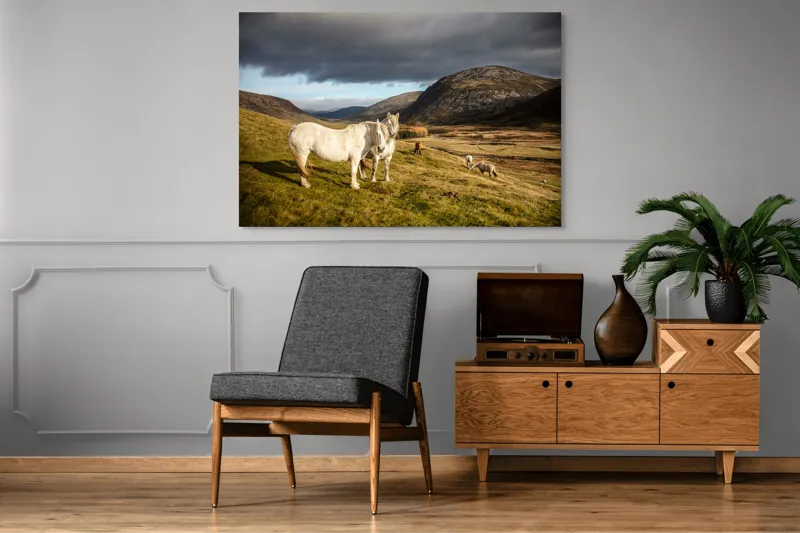 Tablou Canvas, "Cai albi în peisaj montan sălbatic", Nori, Cai, Dealuri, Pajiște, Peisaj, Munți, Natură, Cer, Verdeață, 150 x 100 cm – poza 8