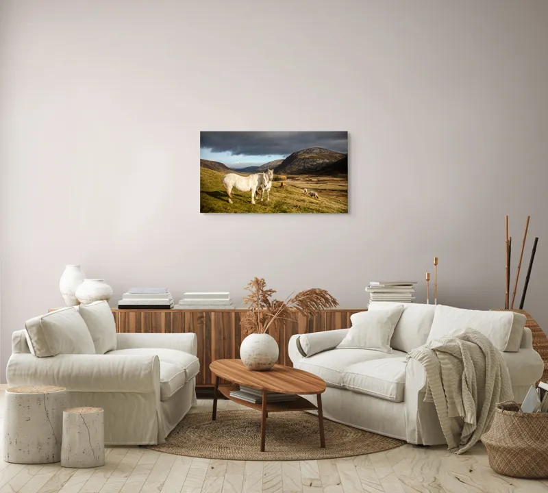 Tablou Canvas, "Cai albi în peisaj montan sălbatic", Nori, Cai, Dealuri, Pajiște, Peisaj, Munți, Natură, Cer, Verdeață, 90 x 50 cm – poza 4