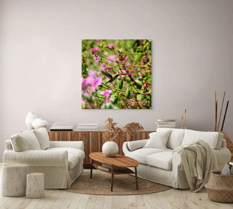 Tablou Canvas, "Colibri printre flori colorate vibrant", Flori, Frunze, Hummingbird, Verde, Roz, Miscare, Natural, Vibrant, Gradina, Primavara, 100 x 100 cm – poza 3