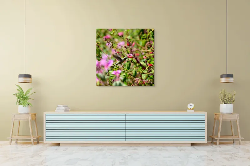 Tablou Canvas, "Colibri printre flori colorate vibrant", Flori, Frunze, Hummingbird, Verde, Roz, Miscare, Natural, Vibrant, Gradina, Primavara, 100 x 100 cm – poza 5