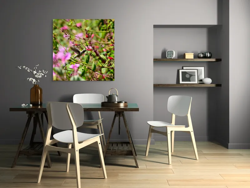 Tablou Canvas, "Colibri printre flori colorate vibrant", Flori, Frunze, Hummingbird, Verde, Roz, Miscare, Natural, Vibrant, Gradina, Primavara, 100 x 100 cm – poza 6