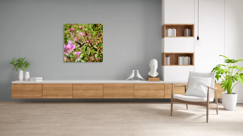 Tablou Canvas, "Colibri printre flori colorate vibrant", Flori, Frunze, Hummingbird, Verde, Roz, Miscare, Natural, Vibrant, Gradina, Primavara, 100 x 100 cm – poza 8