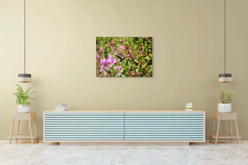 Tablou Canvas, "Colibri printre flori colorate vibrant", Flori, Frunze, Hummingbird, Verde, Roz, Miscare, Natural, Vibrant, Gradina, Primavara, 100 x 70 cm – poza 4