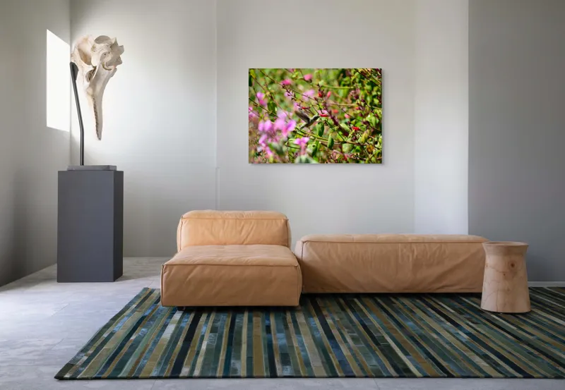 Tablou Canvas, "Colibri printre flori colorate vibrant", Flori, Frunze, Hummingbird, Verde, Roz, Miscare, Natural, Vibrant, Gradina, Primavara, 100 x 70 cm – poza 7