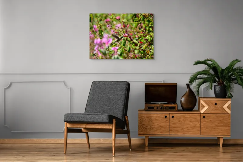 Tablou Canvas, "Colibri printre flori colorate vibrant", Flori, Frunze, Hummingbird, Verde, Roz, Miscare, Natural, Vibrant, Gradina, Primavara, 100 x 70 cm – poza 8