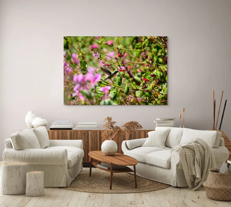 Tablou Canvas, "Colibri printre flori colorate vibrant", Flori, Frunze, Hummingbird, Verde, Roz, Miscare, Natural, Vibrant, Gradina, Primavara, 150 x 100 cm – poza 3