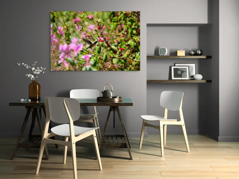 Tablou Canvas, "Colibri printre flori colorate vibrant", Flori, Frunze, Hummingbird, Verde, Roz, Miscare, Natural, Vibrant, Gradina, Primavara, 150 x 100 cm – poza 5