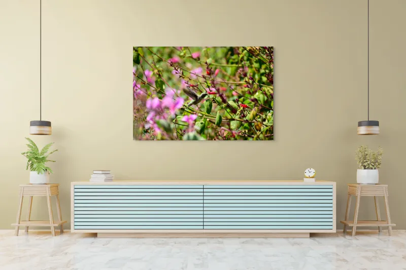 Tablou Canvas, "Colibri printre flori colorate vibrant", Flori, Frunze, Hummingbird, Verde, Roz, Miscare, Natural, Vibrant, Gradina, Primavara, 150 x 100 cm – poza 6