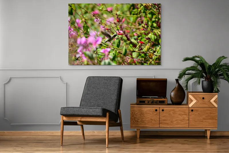 Tablou Canvas, "Colibri printre flori colorate vibrant", Flori, Frunze, Hummingbird, Verde, Roz, Miscare, Natural, Vibrant, Gradina, Primavara, 150 x 100 cm – poza 8