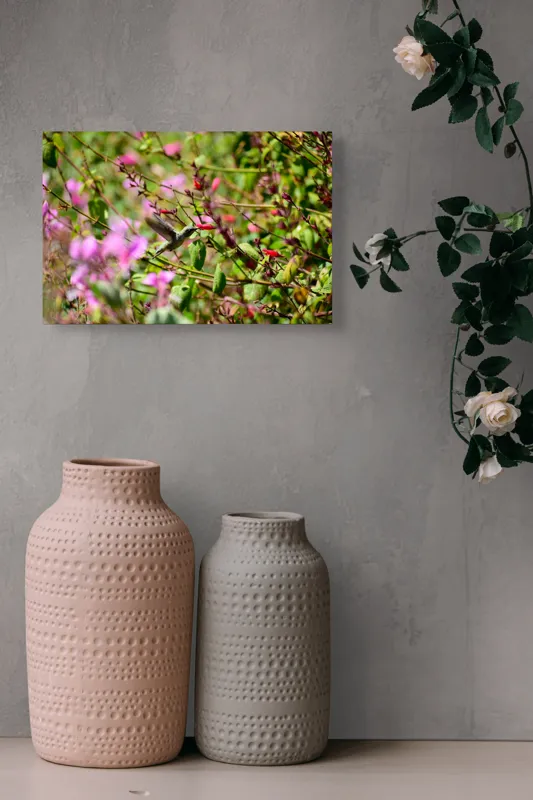 Tablou Canvas, "Colibri printre flori colorate vibrant", Flori, Frunze, Hummingbird, Verde, Roz, Miscare, Natural, Vibrant, Gradina, Primavara, 39 x 26 cm – poza 4