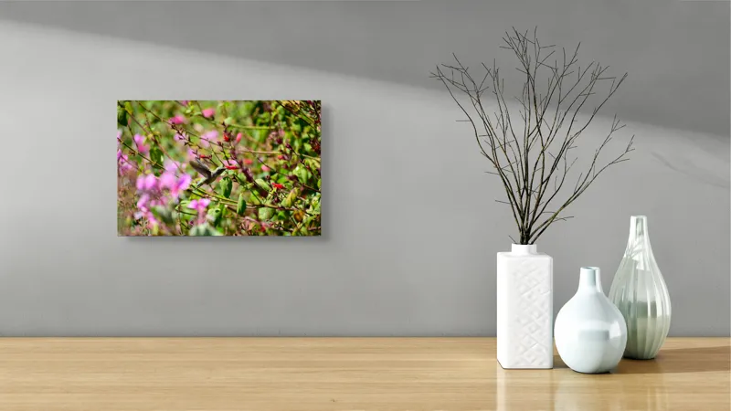 Tablou Canvas, "Colibri printre flori colorate vibrant", Flori, Frunze, Hummingbird, Verde, Roz, Miscare, Natural, Vibrant, Gradina, Primavara, 39 x 26 cm – poza 8