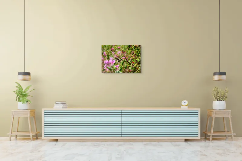 Tablou Canvas, "Colibri printre flori colorate vibrant", Flori, Frunze, Hummingbird, Verde, Roz, Miscare, Natural, Vibrant, Gradina, Primavara, 70 x 50 cm – poza 7