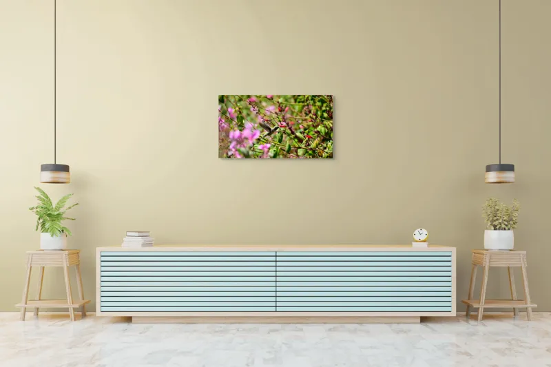 Tablou Canvas, "Colibri printre flori colorate vibrant", Flori, Frunze, Hummingbird, Verde, Roz, Miscare, Natural, Vibrant, Gradina, Primavara, 90 x 50 cm – poza 5