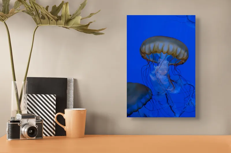 Tablou Canvas, "Dansul grațios al meduzelor aurii", Meduză, Albastru, Tentacule, Grație, Ocean, Lumină, 26 x 39 cm – poza 3