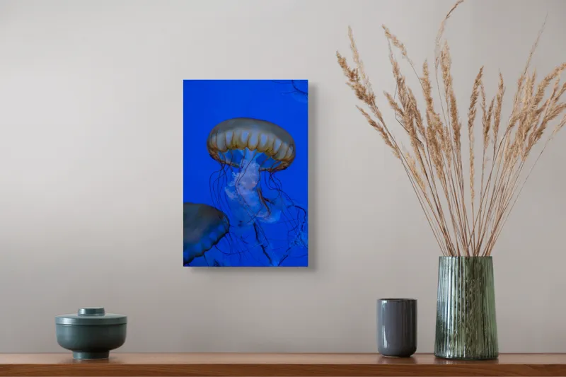 Tablou Canvas, "Dansul grațios al meduzelor aurii", Meduză, Albastru, Tentacule, Grație, Ocean, Lumină, 26 x 39 cm – poza 5