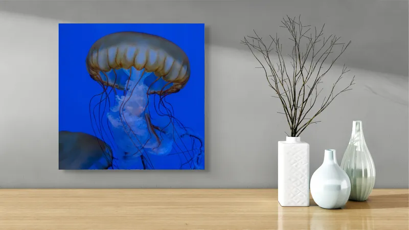 Tablou Canvas, "Dansul grațios al meduzelor aurii", Meduză, Albastru, Tentacule, Grație, Ocean, Lumină, 50 x 50 cm – poza 3