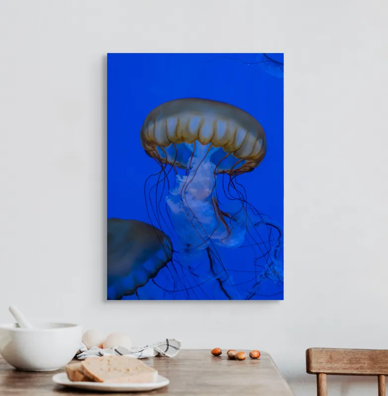 Tablou Canvas, "Dansul grațios al meduzelor aurii", Meduză, Albastru, Tentacule, Grație, Ocean, Lumină, 50 x 70 cm – poza 3