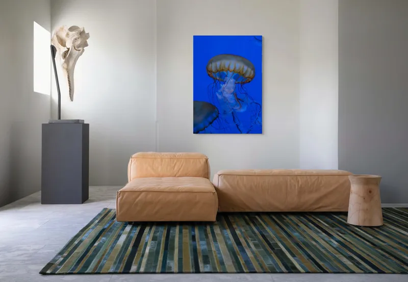 Tablou Canvas, "Dansul grațios al meduzelor aurii", Meduză, Albastru, Tentacule, Grație, Ocean, Lumină, 70 x 100 cm – poza 7