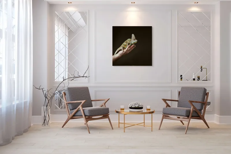 Tablou Canvas, "Cameleonul pe mâna îngrijitorului său", Cameleon, Mână, Reptilă, Verde, Textură, Întuneric, Delicat, Contrast, Exotic, Natură, 100 x 100 cm – poza 7