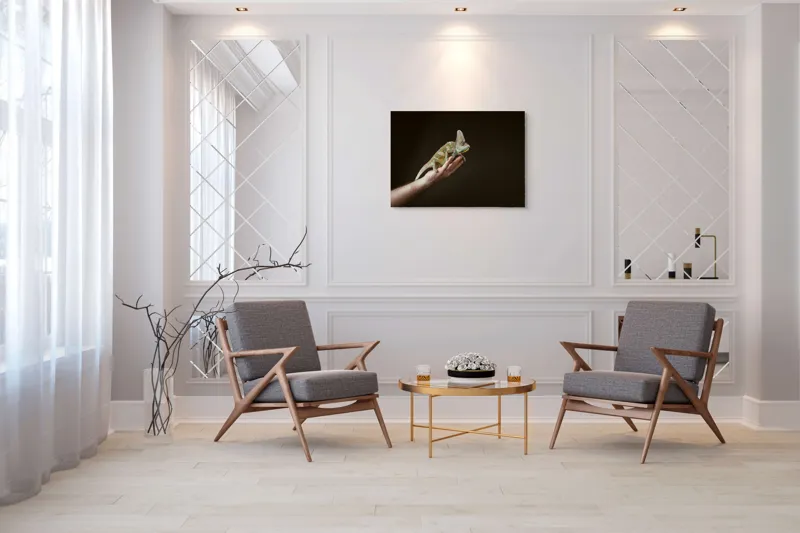 Tablou Canvas, "Cameleonul pe mâna îngrijitorului său", Cameleon, Mână, Reptilă, Verde, Textură, Întuneric, Delicat, Contrast, Exotic, Natură, 100 x 70 cm – poza 5