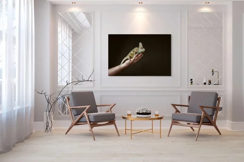 Tablou Canvas, "Cameleonul pe mâna îngrijitorului său", Cameleon, Mână, Reptilă, Verde, Textură, Întuneric, Delicat, Contrast, Exotic, Natură, 150 x 100 cm – poza 7