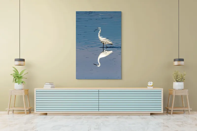 Tablou Canvas, "Egreta și reflecția în apă liniștită", Reflecție, Liniște, Eleganță, Apă, Pasăre, Serenitate, Albastru, Natură, 100 x 150 cm – poza 4