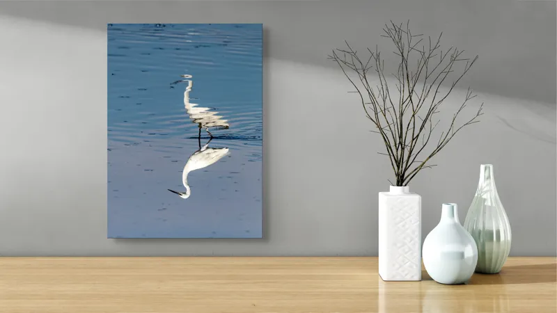 Tablou Canvas, "Egreta și reflecția în apă liniștită", Reflecție, Liniște, Eleganță, Apă, Pasăre, Serenitate, Albastru, Natură, 39 x 54 cm – poza 4