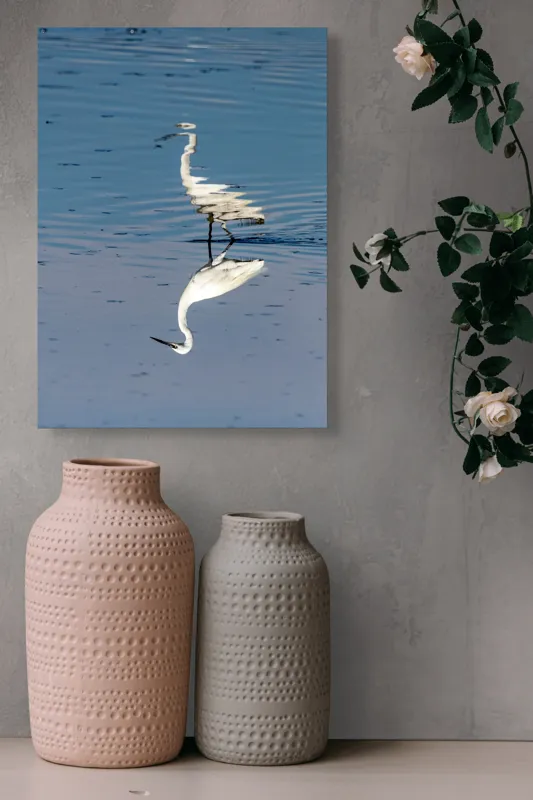 Tablou Canvas, "Egreta și reflecția în apă liniștită", Reflecție, Liniște, Eleganță, Apă, Pasăre, Serenitate, Albastru, Natură, 39 x 54 cm – poza 6