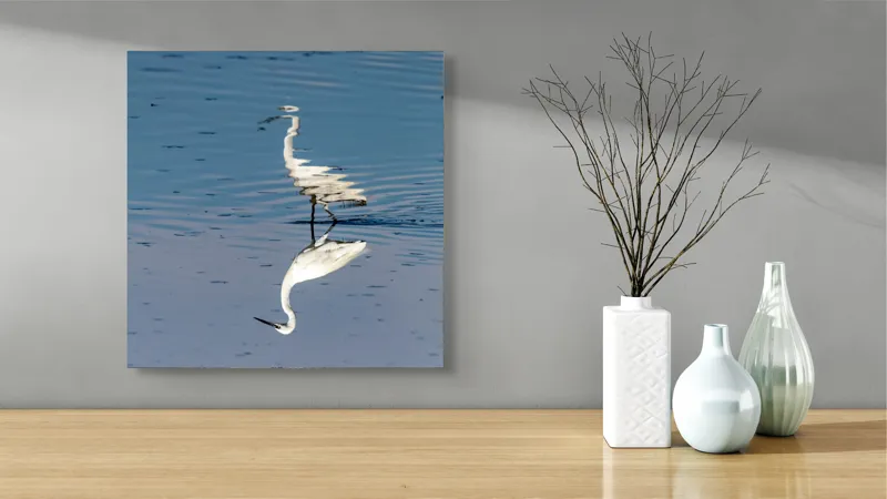 Tablou Canvas, "Egreta și reflecția în apă liniștită", Reflecție, Liniște, Eleganță, Apă, Pasăre, Serenitate, Albastru, Natură, 50 x 50 cm – poza 3